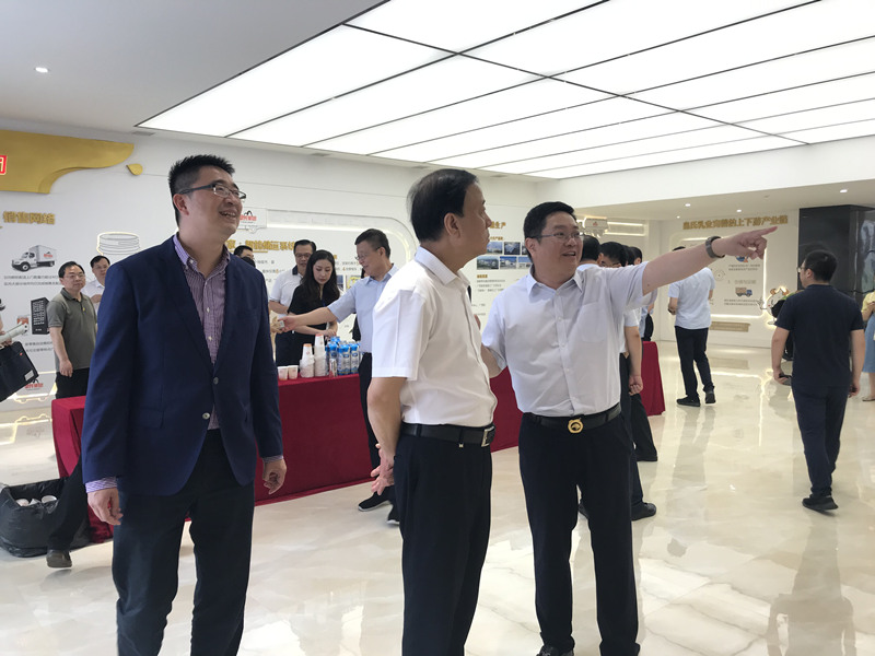 全國(guó)人大常委會(huì)副委員長(zhǎng)、九三學(xué)社中央主席武維華蒞臨皇氏集團(tuán)參觀考察