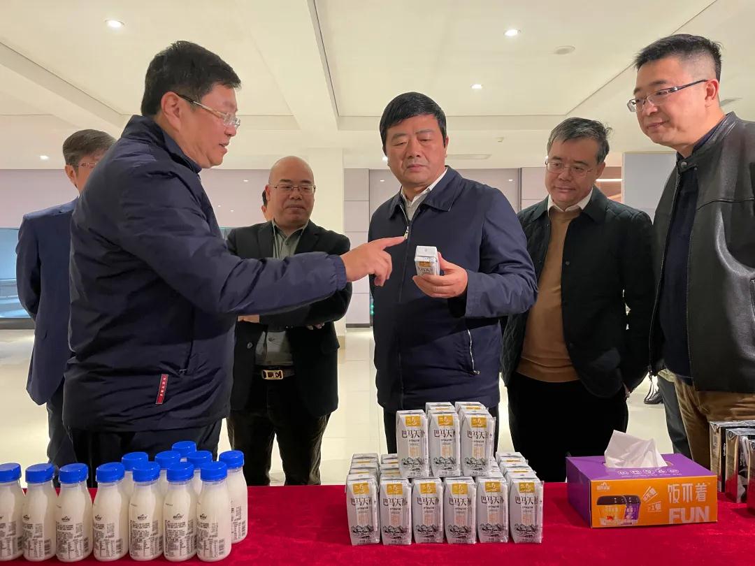 廣西壯族自治區(qū)副主席、黨組成員方春明率調(diào)研組一行蒞臨皇氏集團(tuán)開(kāi)展水牛奶產(chǎn)業(yè)深入調(diào)研