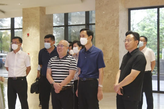 菏澤市委副書記、市長張倫一行領(lǐng)導(dǎo)蒞臨皇氏集團參觀交流