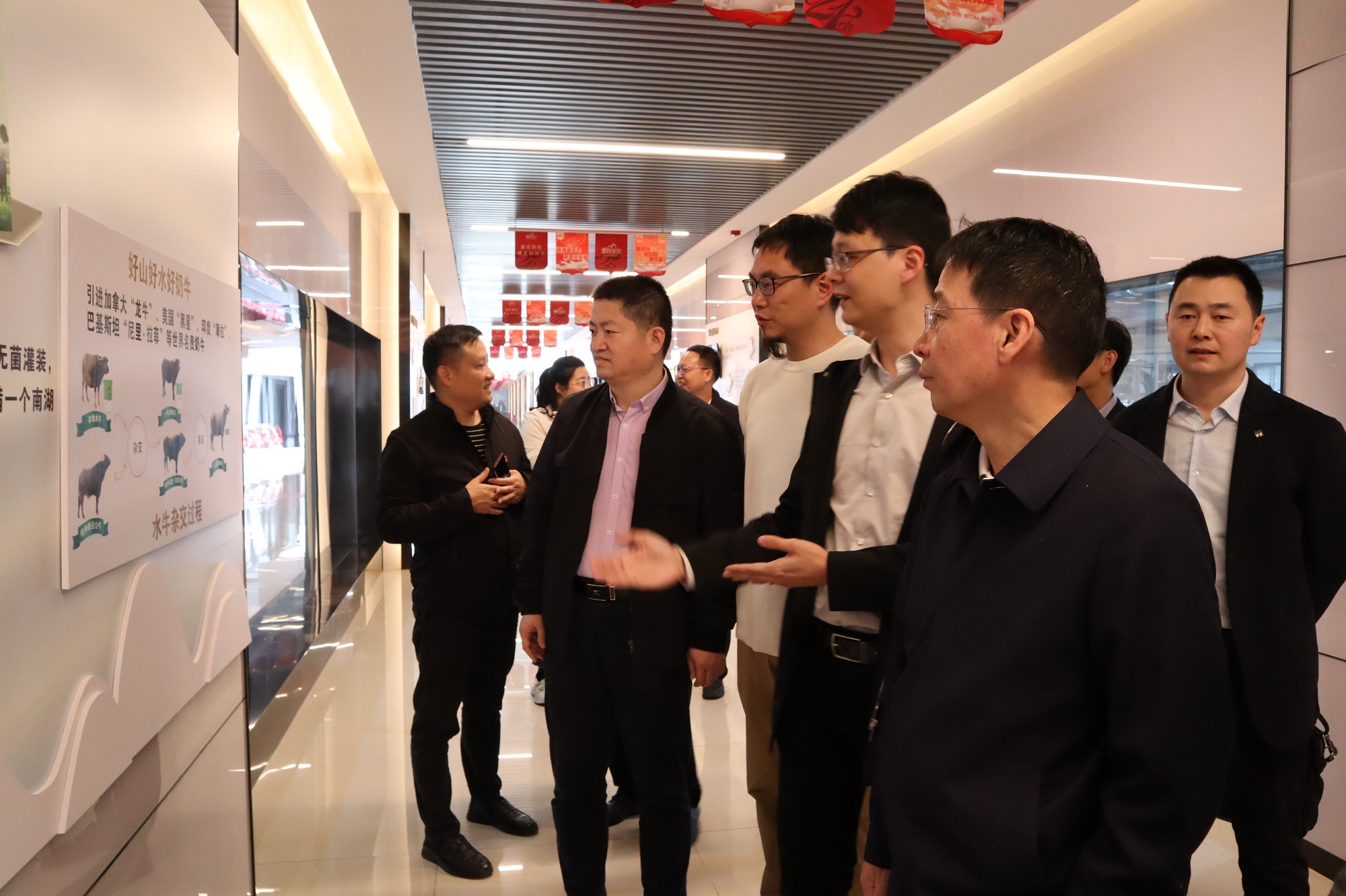 全國(guó)工商聯(lián)黨組成員、副主席楊佑興一行蒞臨皇氏集團(tuán)調(diào)研考察