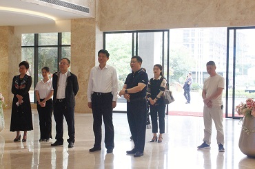 2022年11月10日，自治區(qū)政協(xié)副主席、黨組成員費(fèi)志榮蒞臨皇氏集團(tuán)黨支部