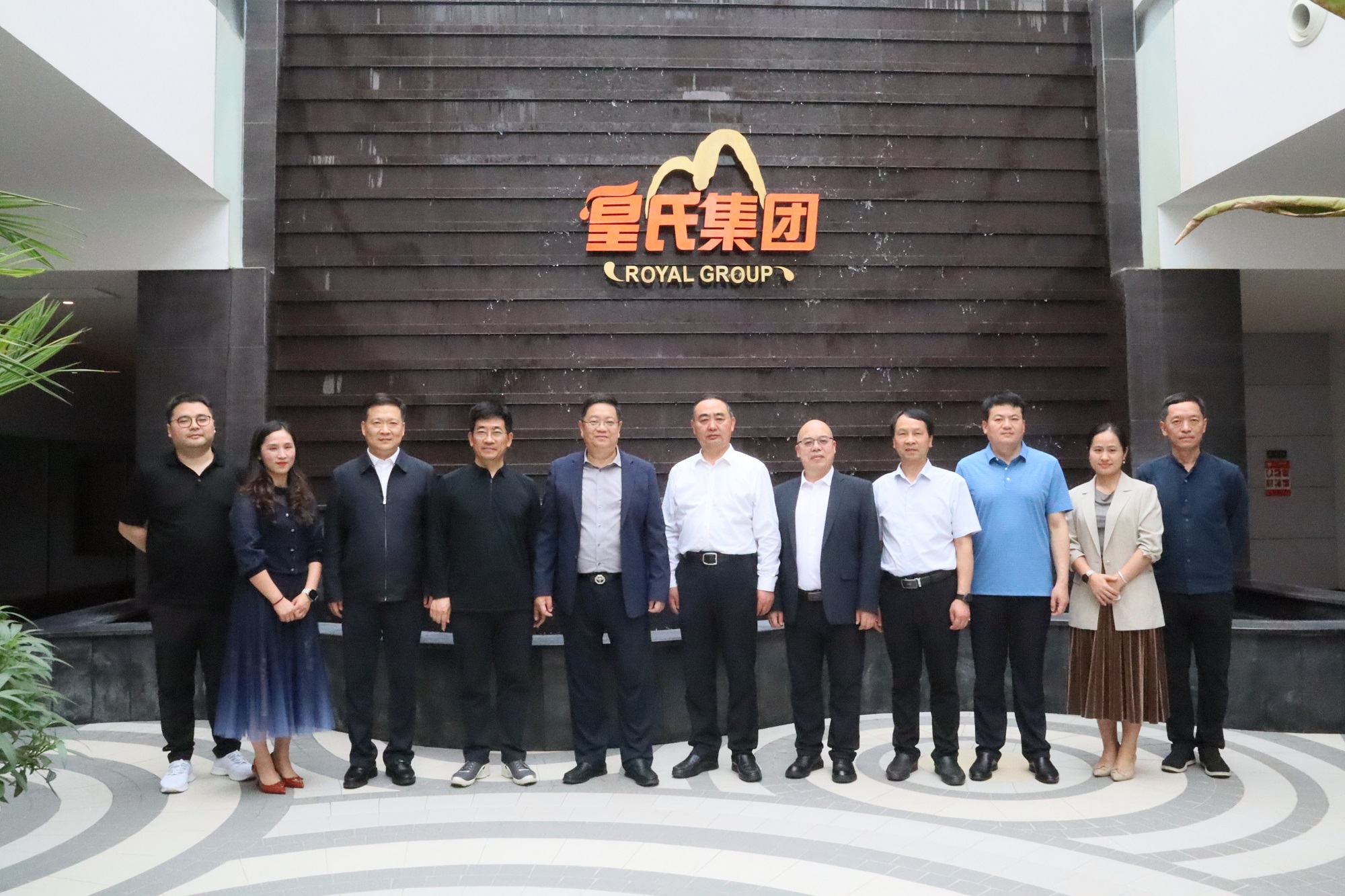 2023年5月14日，阜陽(yáng)市委書(shū)記孫正東一行蒞臨皇氏集團(tuán)交流考察