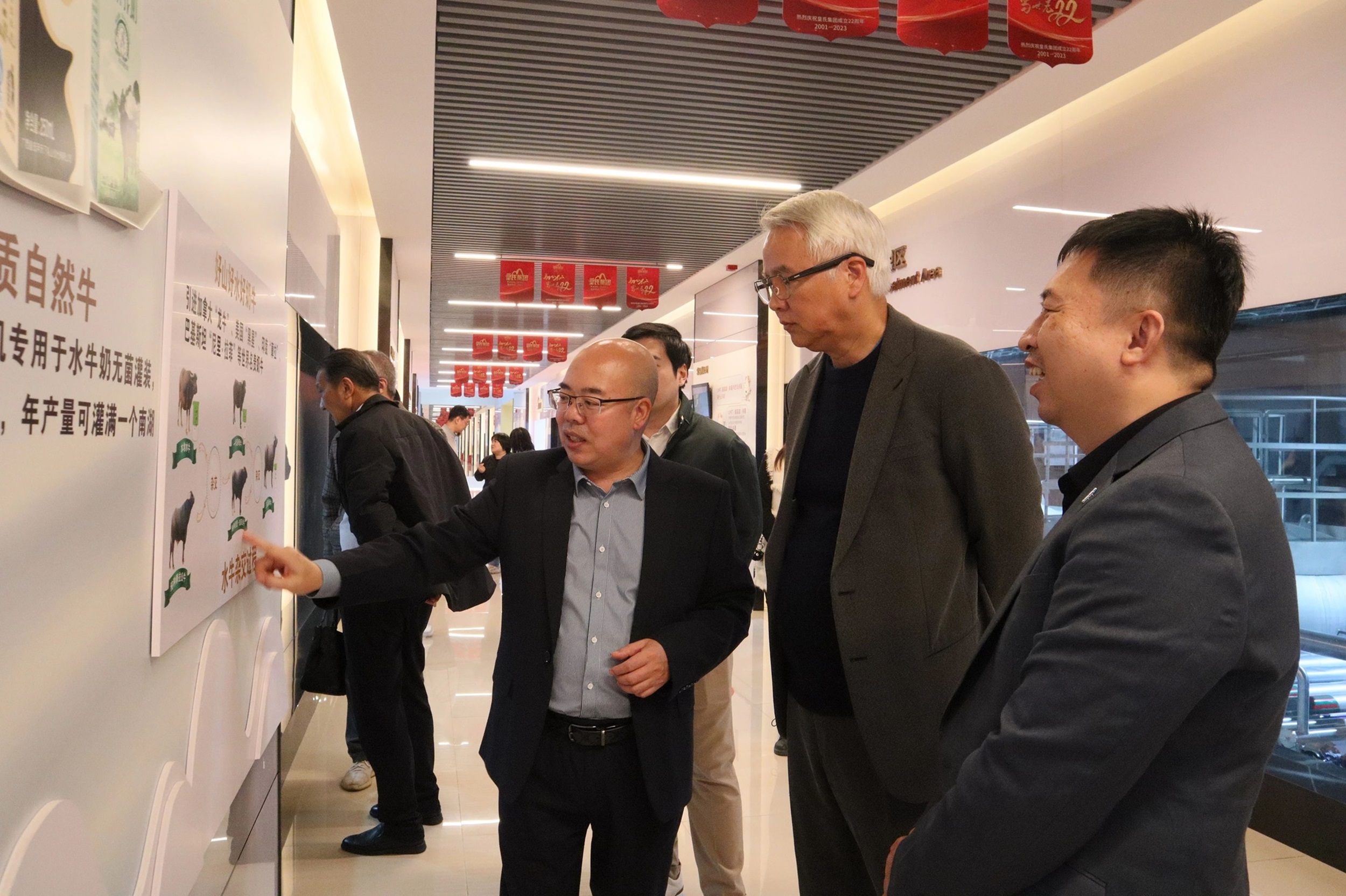 上海達(dá)爾威公司董事長(zhǎng)林瑞陽(yáng)、G70環(huán)球家族辦公室中國(guó)區(qū)首席執(zhí)行官史贊侖一行到訪皇氏集團(tuán)考察調(diào)研