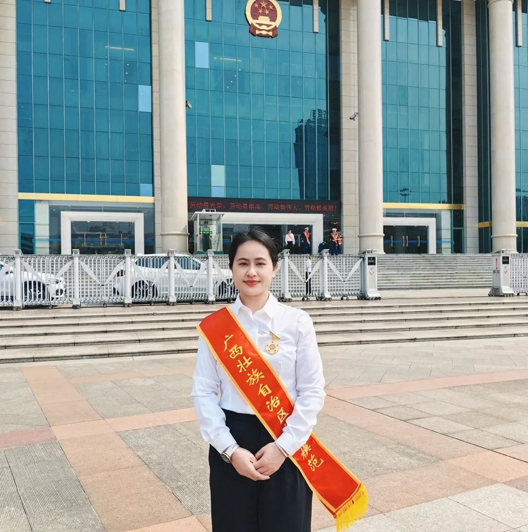 樹(shù)標(biāo)桿，立榜樣丨皇氏集團(tuán)石愛(ài)萍同志榮獲“廣西壯族自治區(qū)勞動(dòng)模范”稱(chēng)號(hào)！