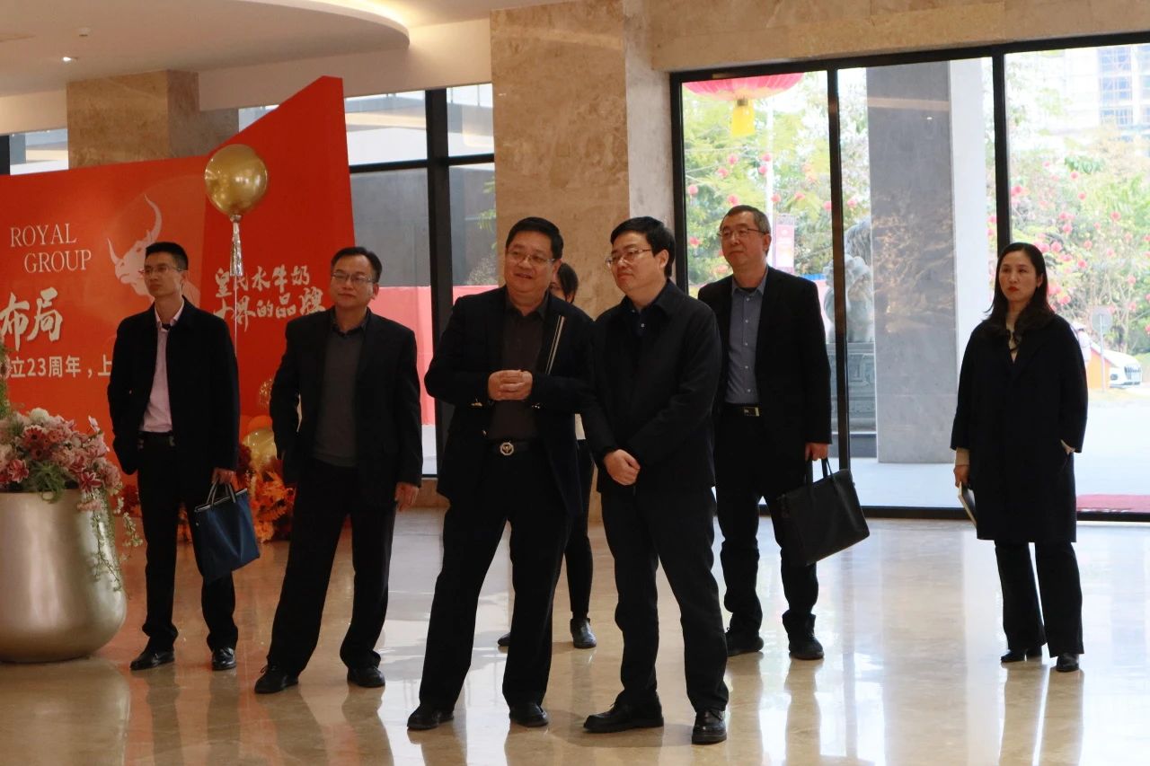 中國郵政儲蓄銀行廣西區(qū)分行黨委書記、行長曾創(chuàng)新到皇氏集團調(diào)研指導(dǎo)