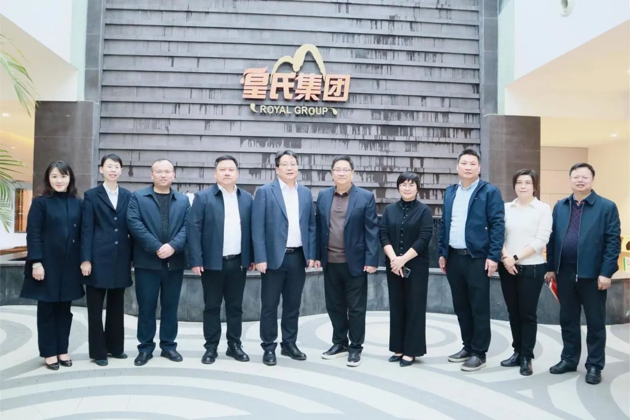 中國銀行廣西區(qū)分行副行長、南寧分行行長曹耀鋒到皇氏集團調研指導